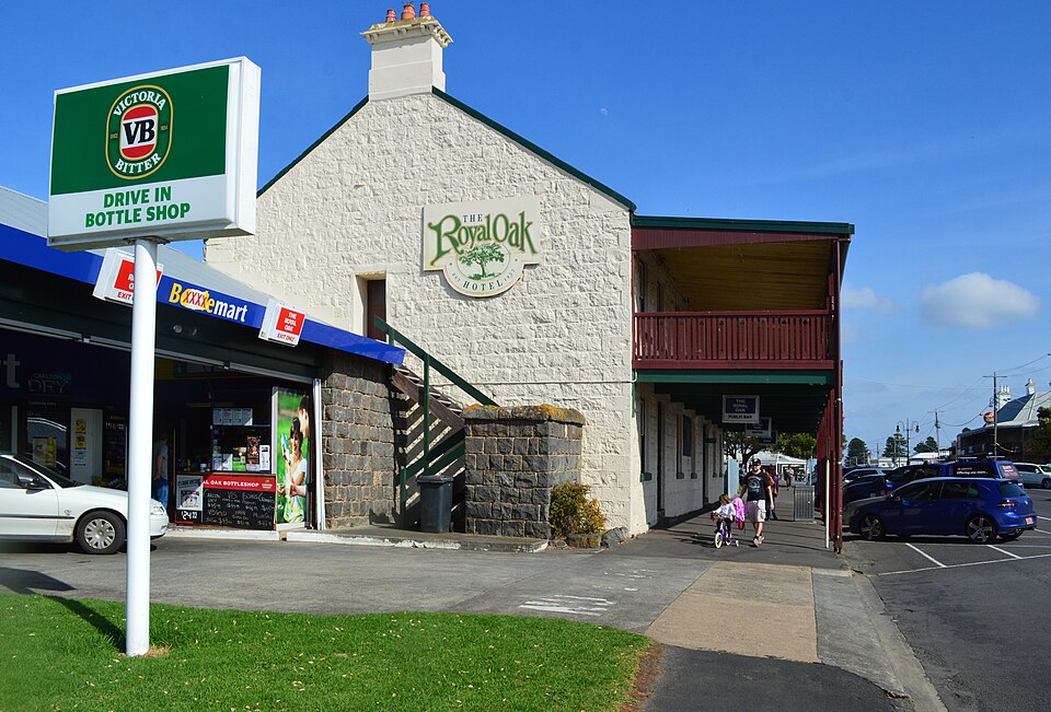 The Royal Oak Hotel, a heritage pub in Port Fairy's historic centre