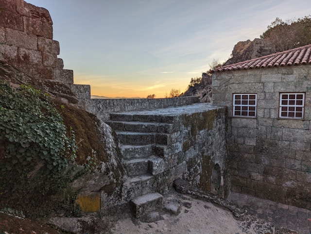 Stone staircase and historic walls at sunset in Monsanto, Portugal — travel resources for European destinations