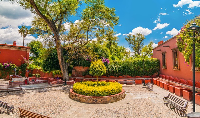 Colorful colonial architecture in San Miguel de Allende