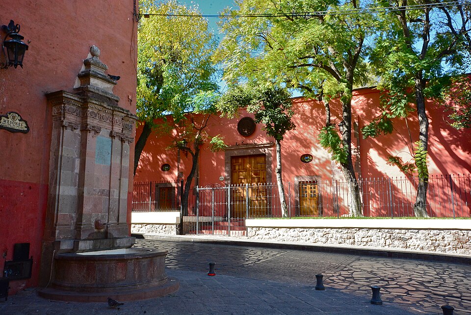 Street view facing the Parroquia de San Miguel Arcángel