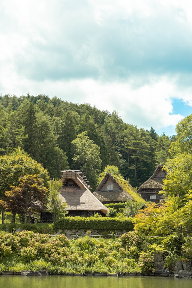 Thatched roof gassho-zukuri houses beside a lake near Takayama
