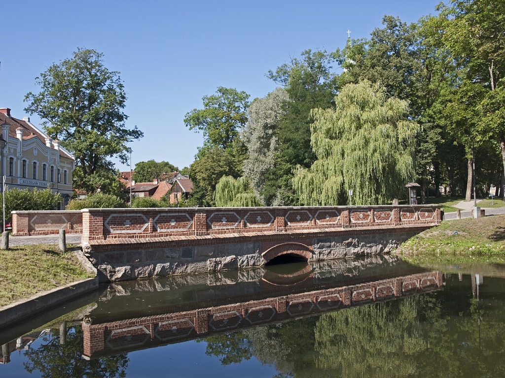 A small brick bridge over the Alekšupīte stream in the old town