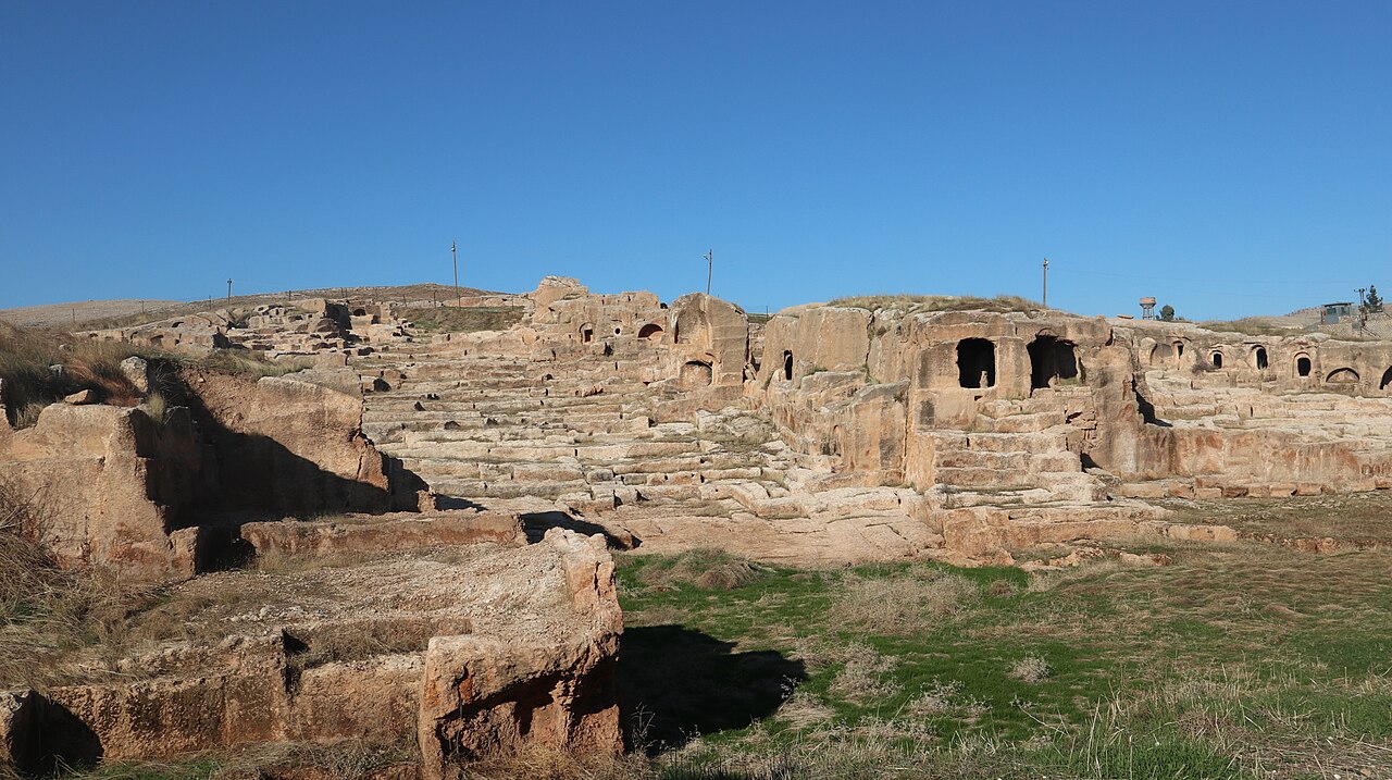 Ancient stone ruins and arches at Dara