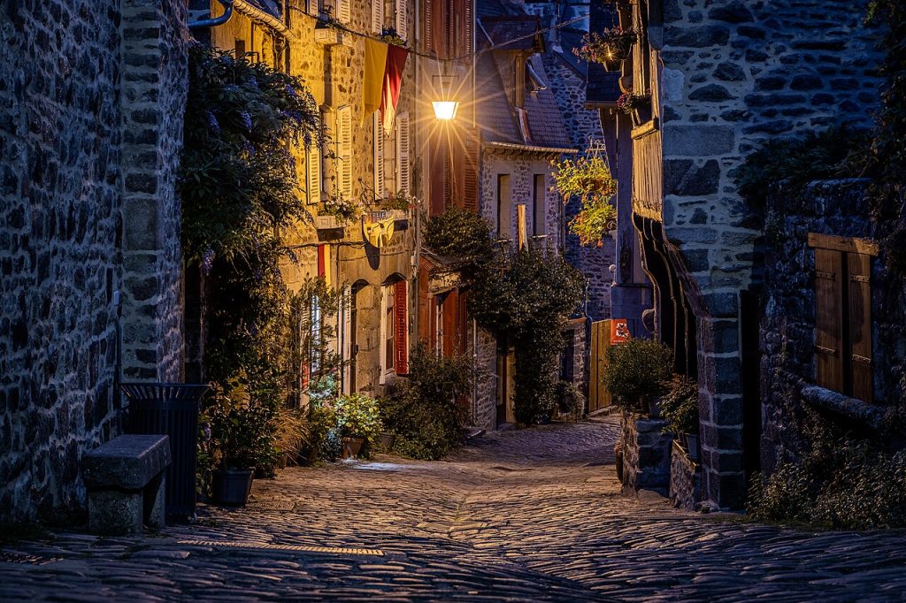 Rue du Petit-Fort climbing up from the port