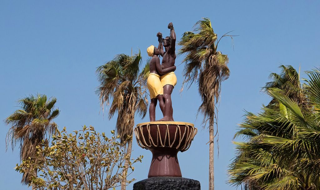 Statue of a freed couple at the memorial to the end of slavery
