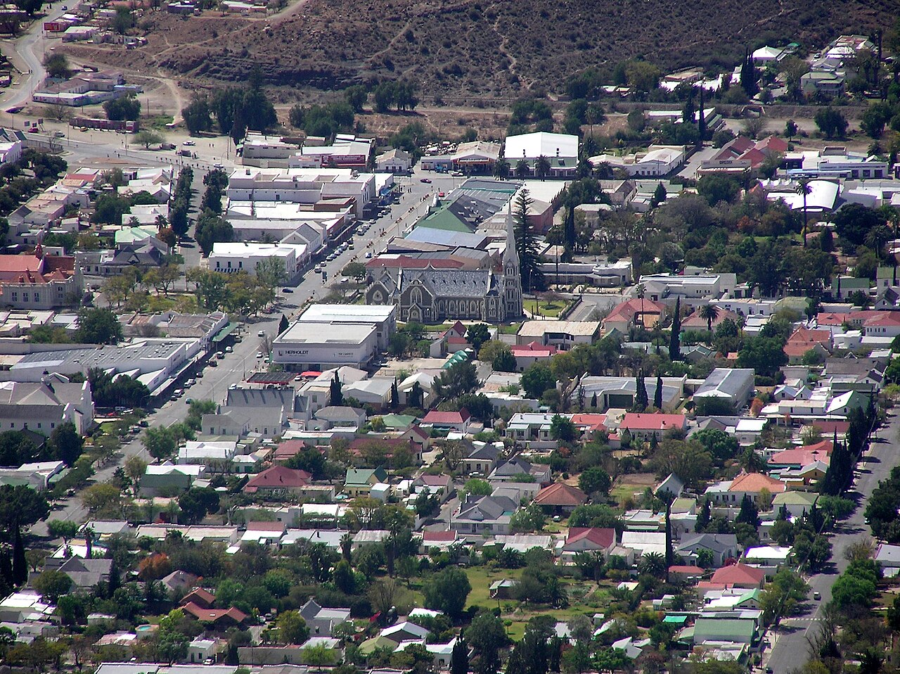 Graaff-Reinet town set below Karoo hills