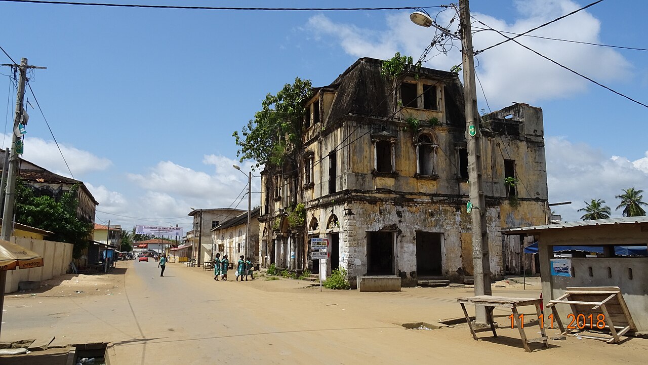 Grand-Bassam colonial house with balconies