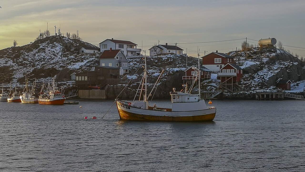 Red rorbuer cabins on the water in the village of Hamnøy