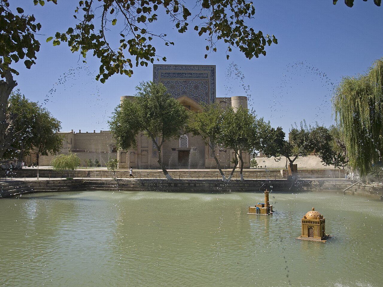Lyabi-Hauz pool in front of the Nadir Divan-Begi khanqah