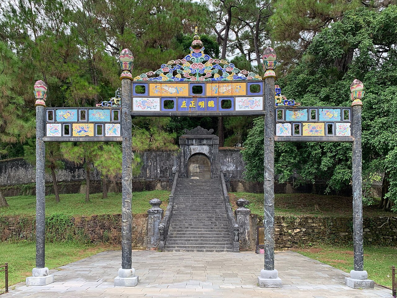 Pavilion and lake at a royal tomb