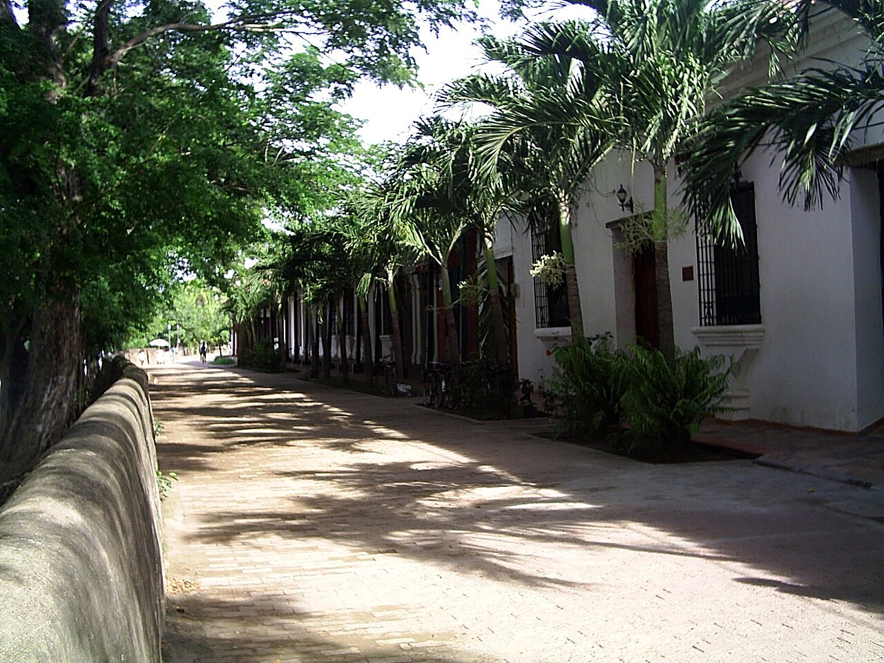 Colonial arcade with arches beside a plaza