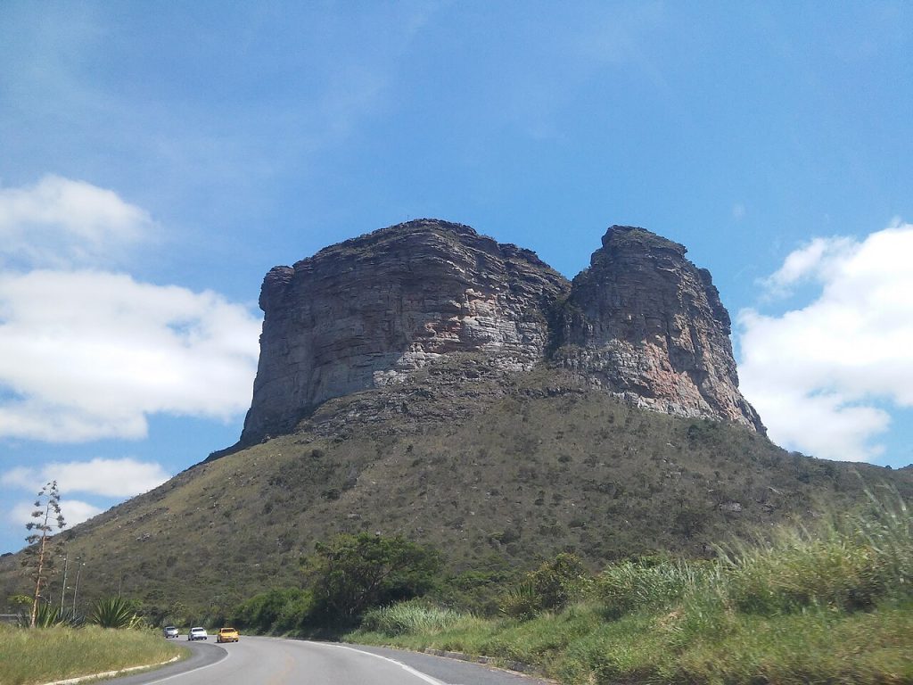 The flat-topped Morro do Pai Inácio under a blue sky