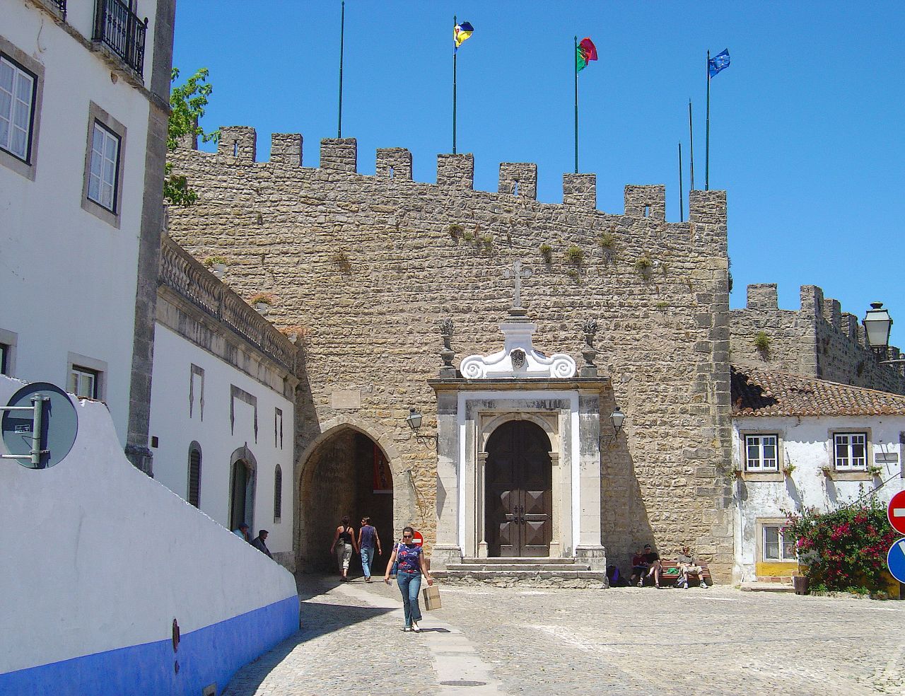 Porta da Vila, the main gate into Óbidos, with its tiled chapel interior