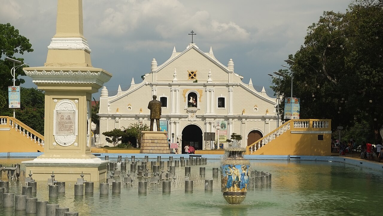 White baroque facade of the Vigan Cathedral